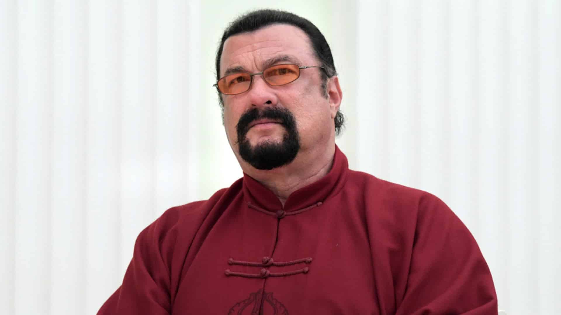 Steven Seagal festeggia 70 anni a Mosca e manda un messaggio agli alleati di Putin: “vi amo”