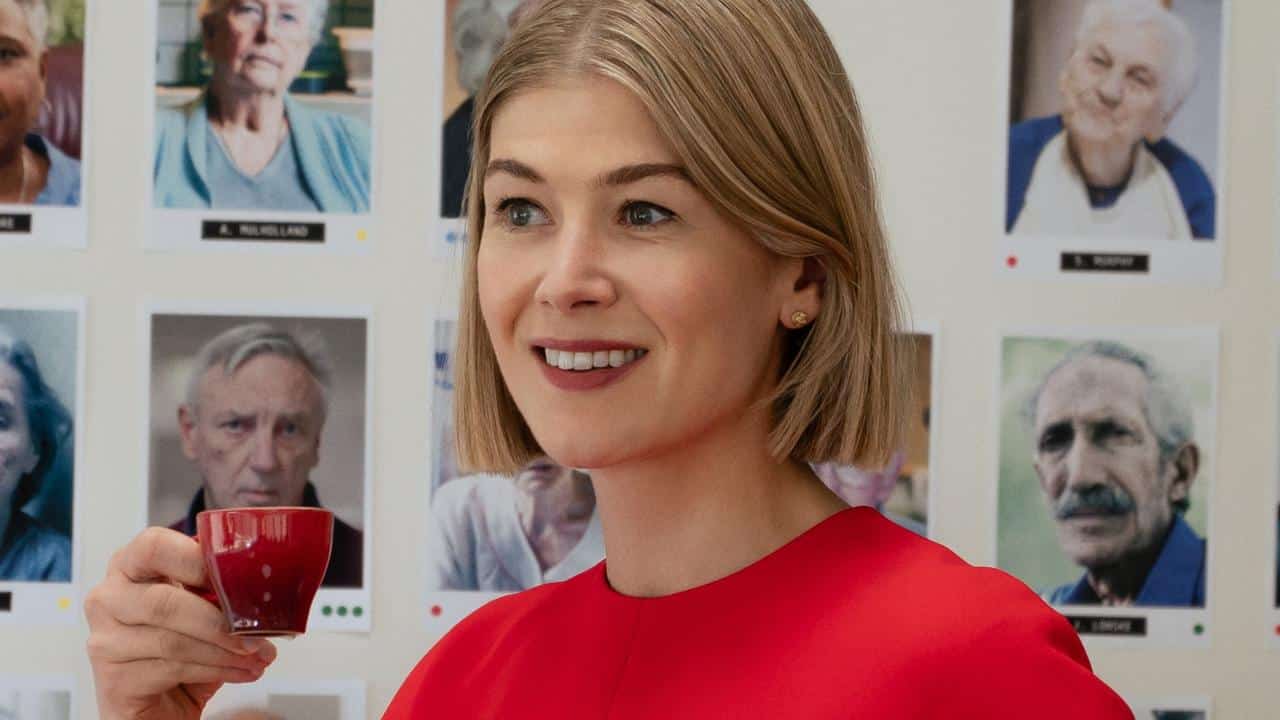 Avete visto il fisico di Rosamund Pike? L’attrice di I Care a Lot ha una forza “da leonessa” in questo VIDEO