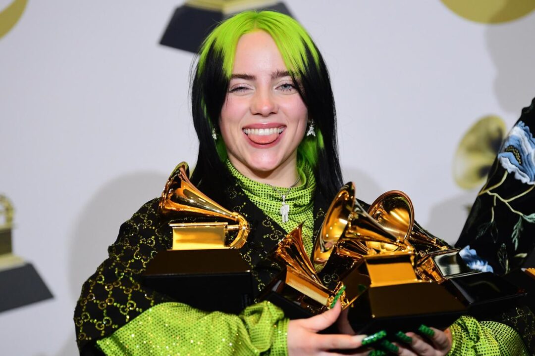 Billie Eilish posa con i Grammy