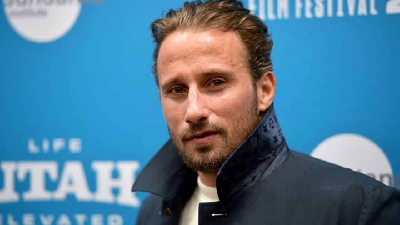 Matthias Schoenaerts posa per i fotografi