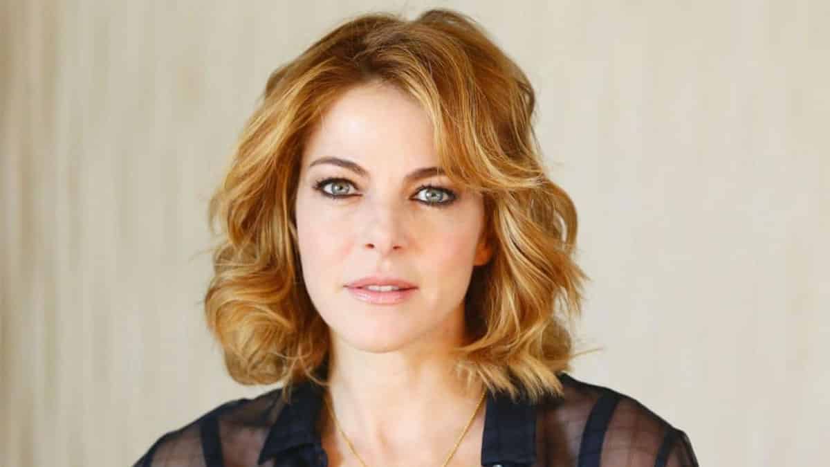 Cosa ci fa Claudia Gerini abbracciata a Can Yaman? Ecco i dettagli della foto che ha infiammato il web