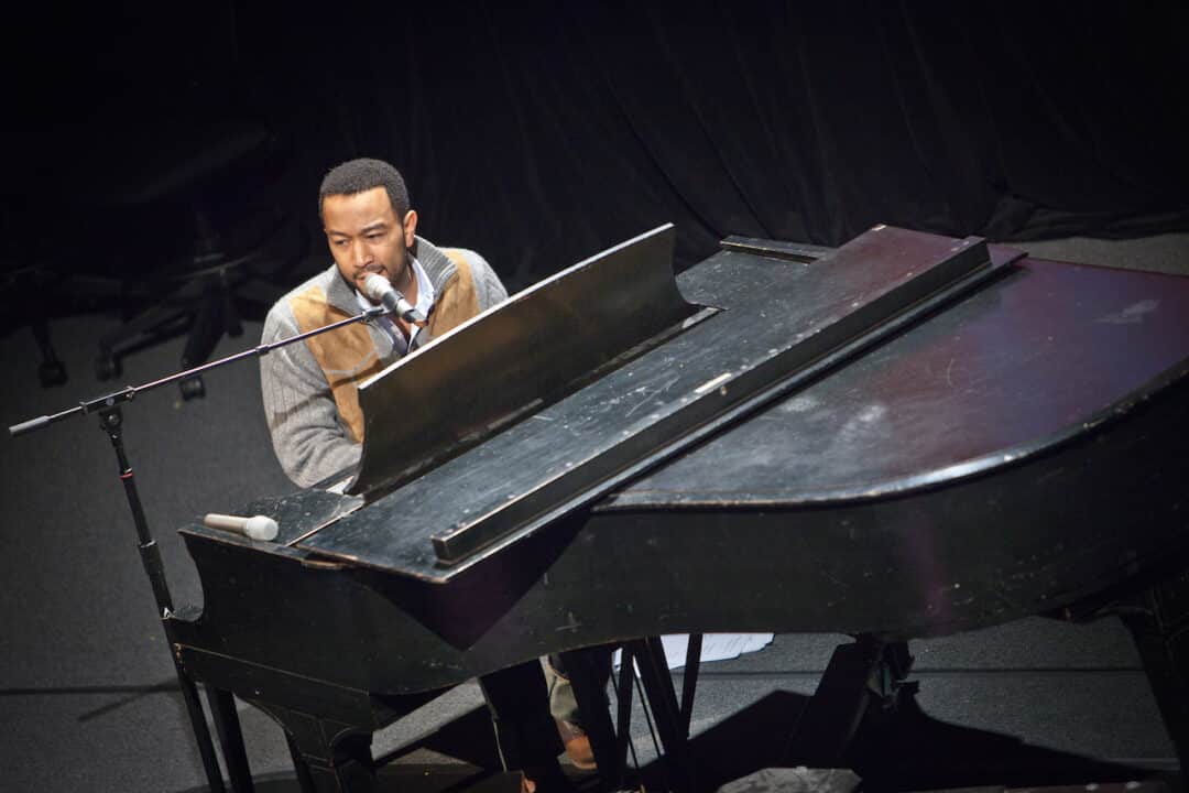 John Legend al pianoforte