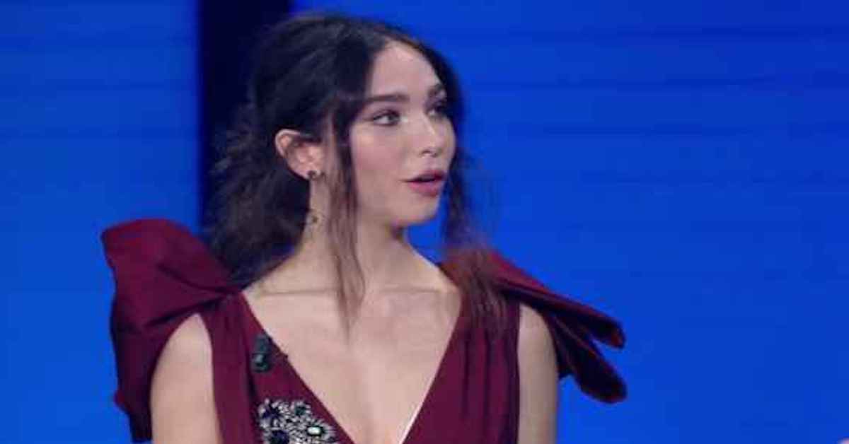 Matilda De Angelis a Sanremo 2021 ha raccontato perché ha dovuto bloccare Hugh Grant su Whatsapp