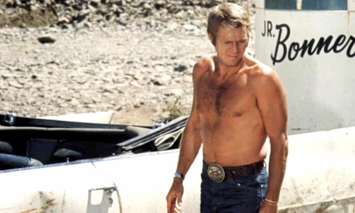 Steve McQueen senza maglietta