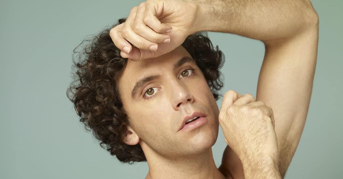 Avete visto il fidanzato di Mika? È un regista, stanno insieme da quasi 15 anni e ha aiutato il compagno a fare coming out