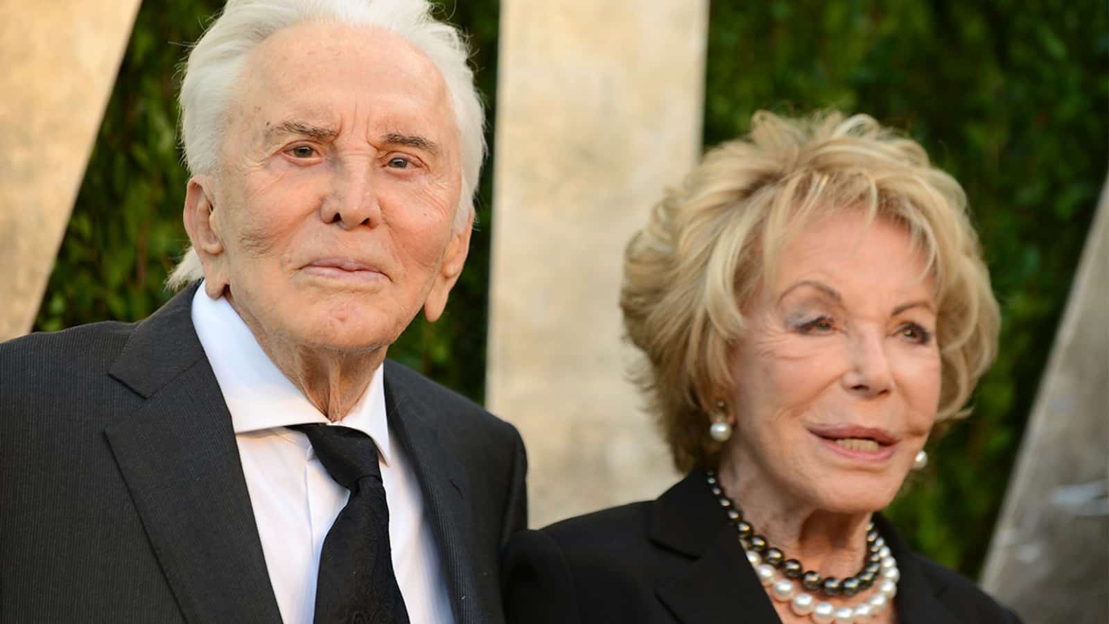 Anne Douglas è morta, addio alla vedova di Kirk Douglas. Aveva 102 anni