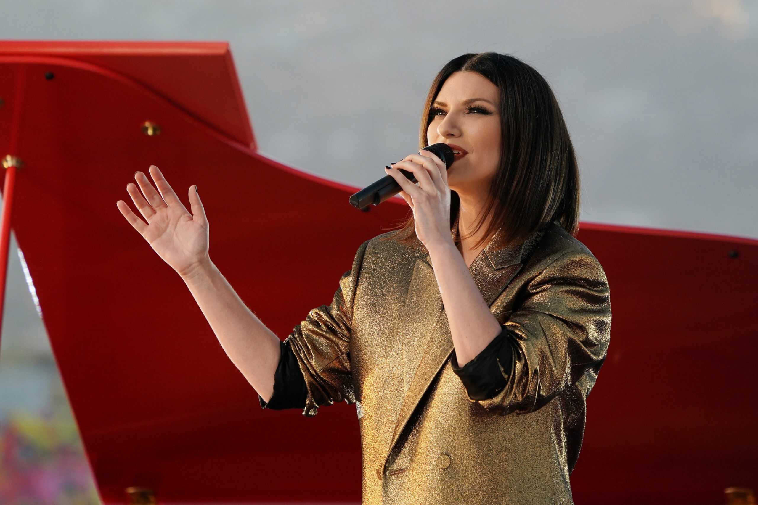 Oscar 2021, il look di Laura Pausini: l’abito indossato durante l’esibizione (FOTO)