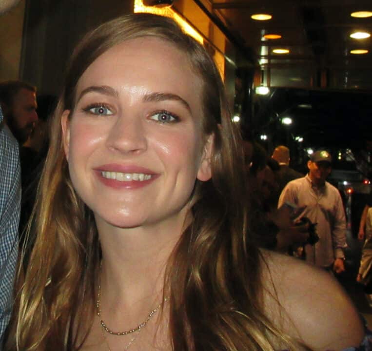 Britt Robertson sorridente