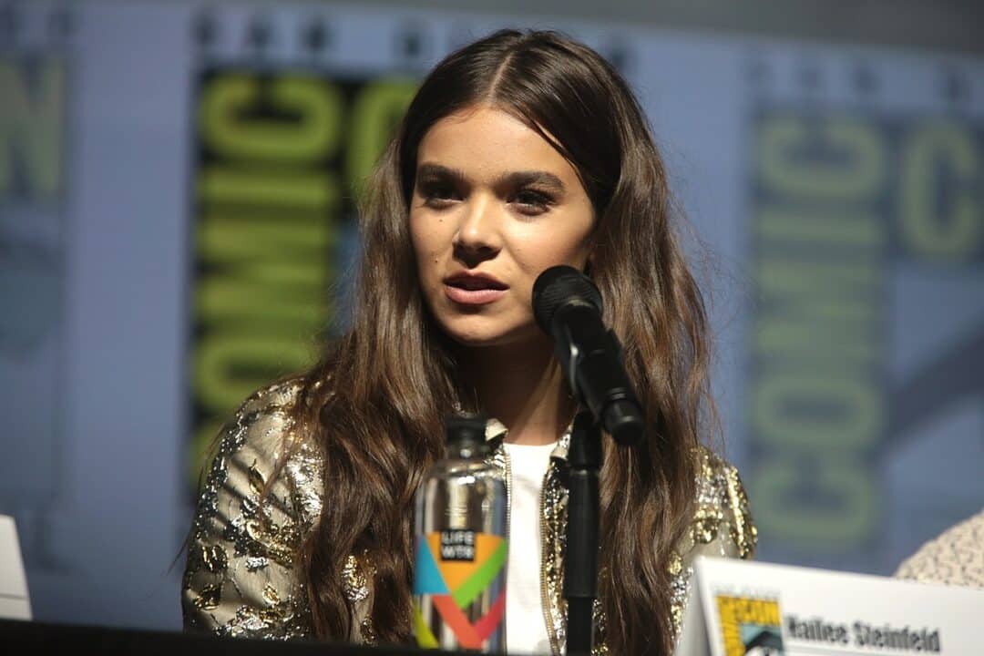 Hailee Stenfeld ad una conferenza