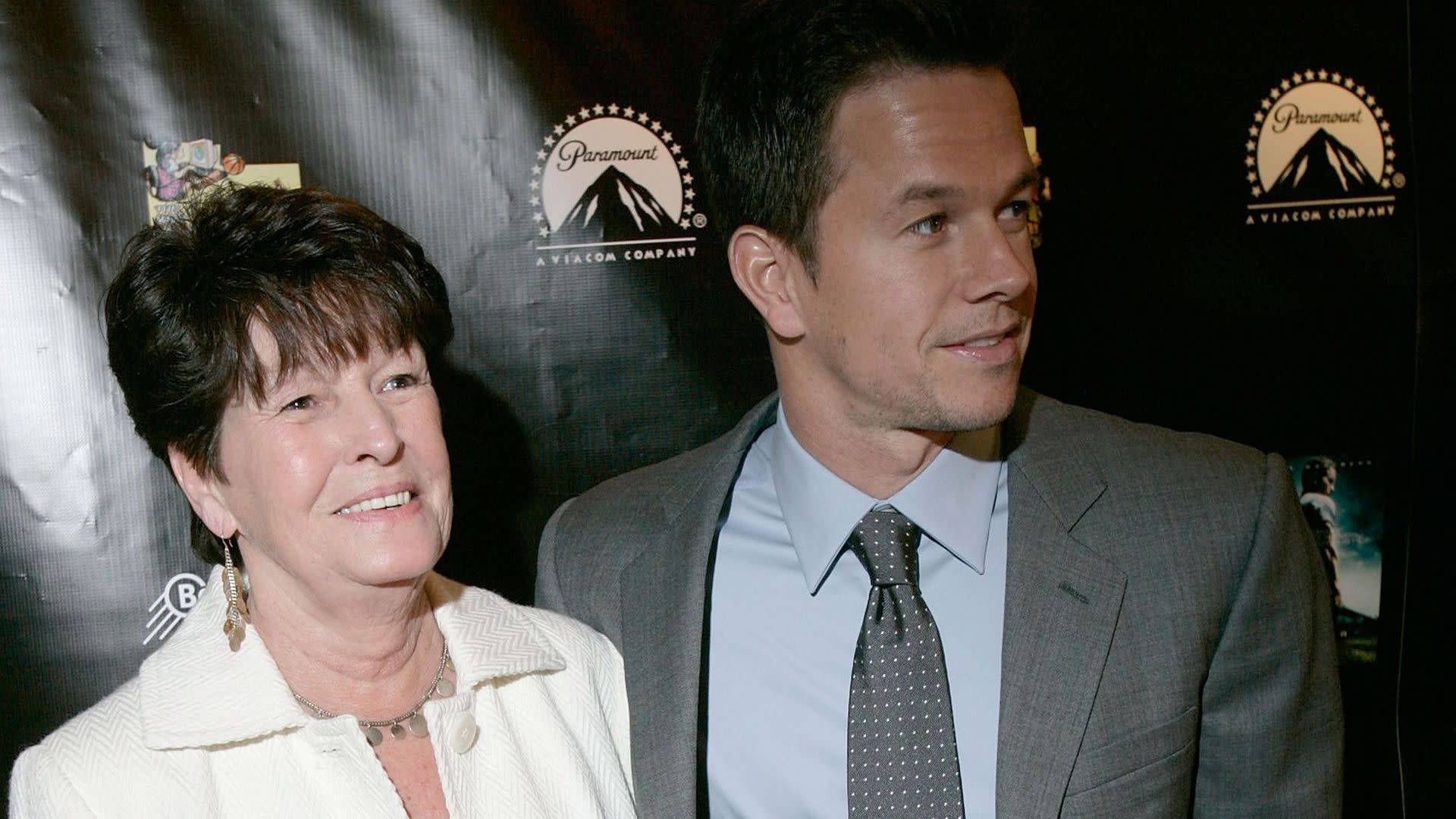 Mark Wahlberg dice addio alla mamma, star di Wahlburgers