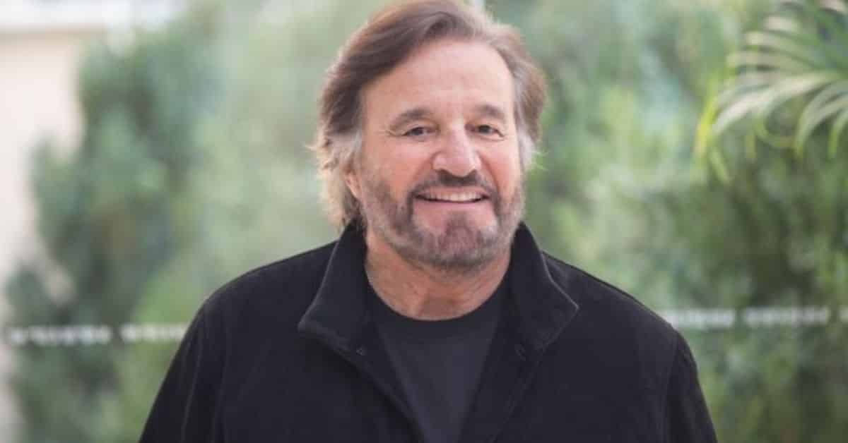Christian De Sica e l’esperienza con la malattia: dal Covid-19 ai quei 9 interventi per salvare un occhio: “mi è parso di morire”