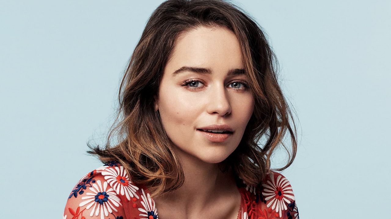 Emilia Clarke: la malattia e quelle foto dopo gli interventi al cervello: “una parte del mio cervello è morta”