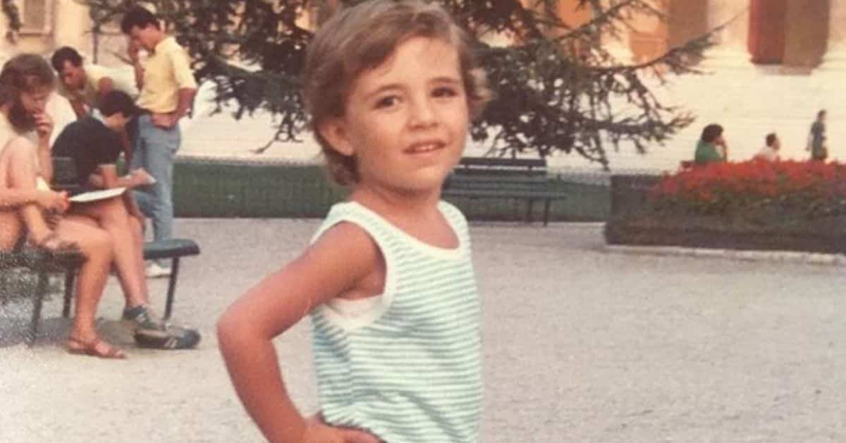 Chi è questo bambino? Ha uno strano nome d’arte, soffre di attacchi di panico e dice sempre di aver visto tutto