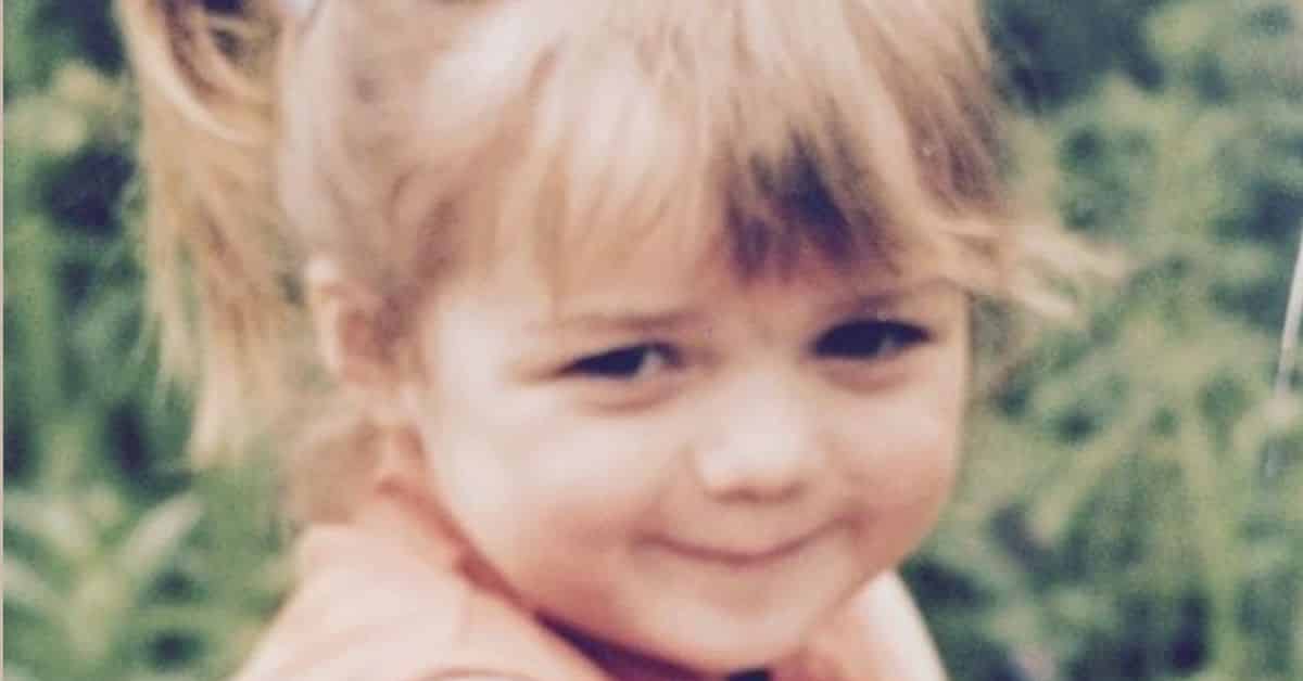 Chi è questa bambina? Sua madre era una prostituta, ha ripudiato le buone maniere ed è stata vittima di un’isteria di massa