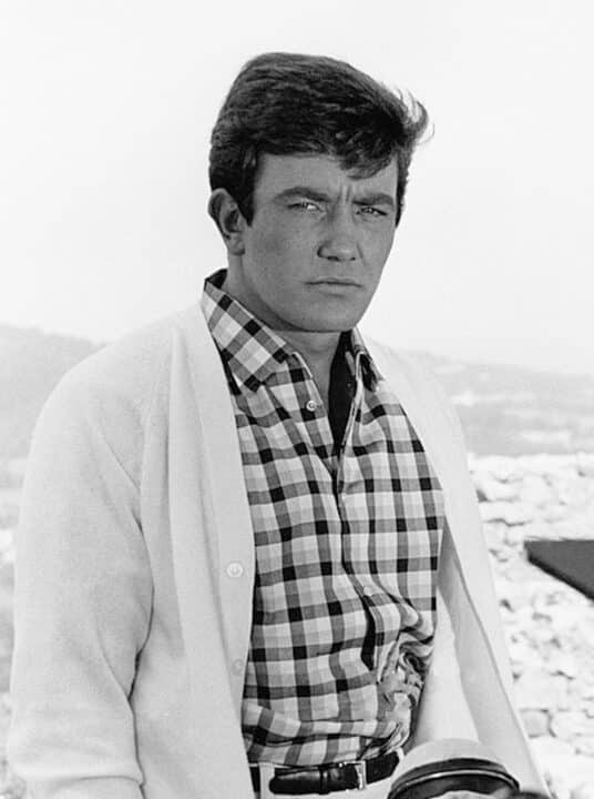 Albert Finney indossa una camicia