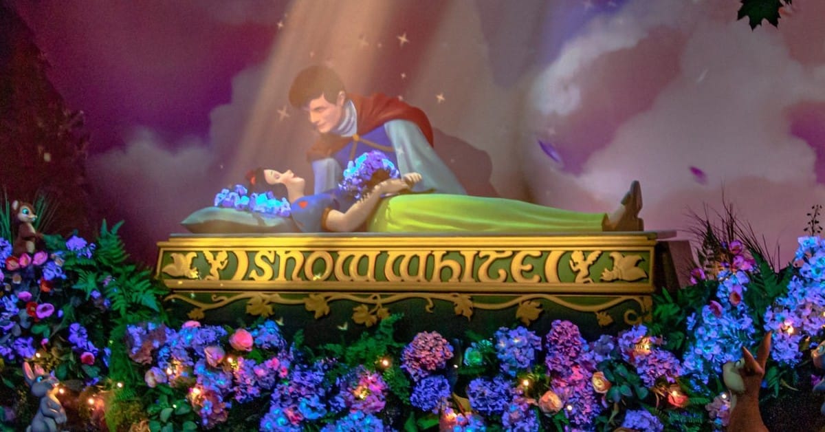 Biancaneve e il bacio del principe ormai proibito: era incosciente