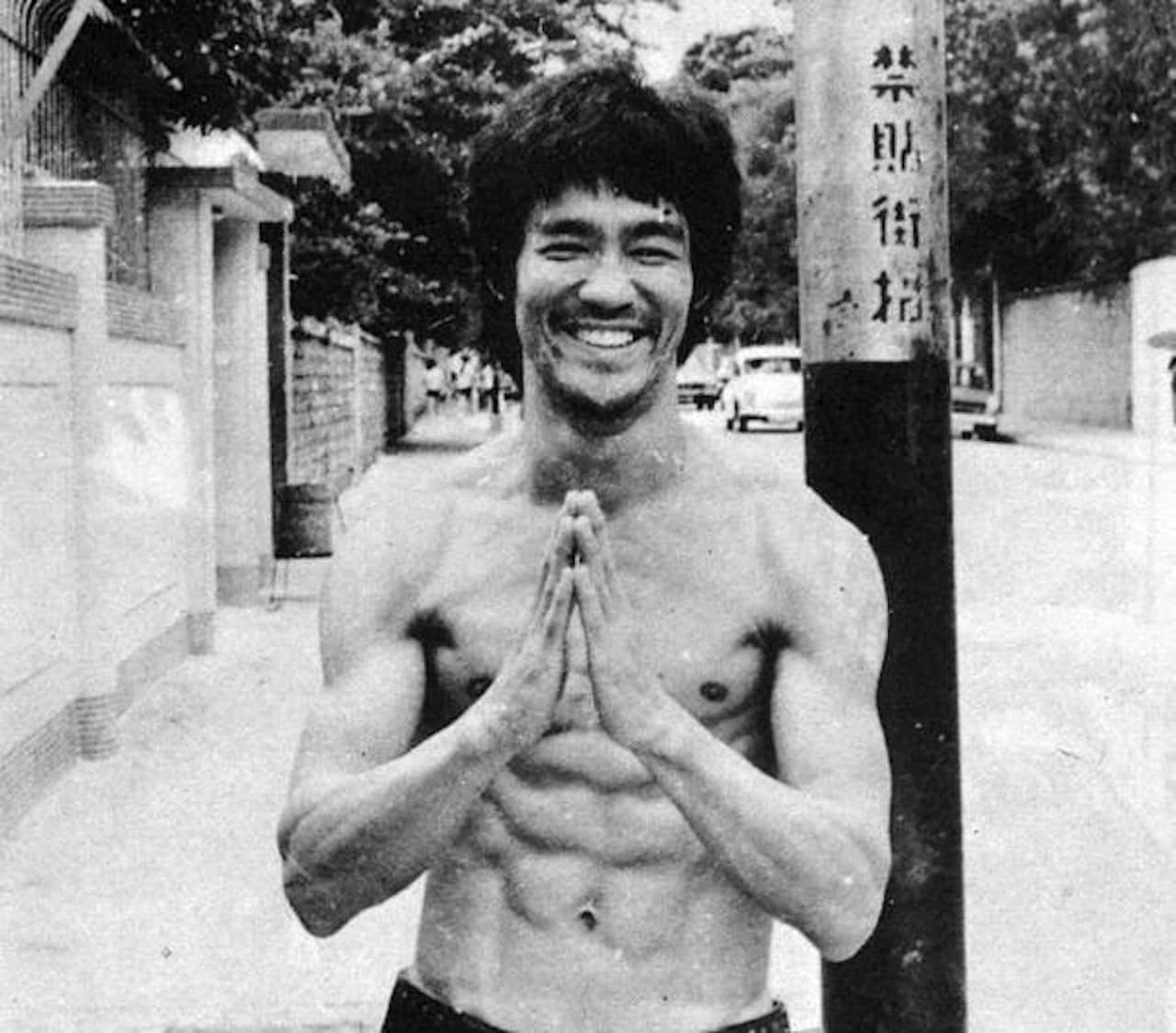 Bruce Lee sorridente