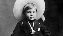 Chi è questo bambino? È in vetta fra le più grandi star della storia del cinema e la sua stoffa da cowboy era già evidente in tenera età