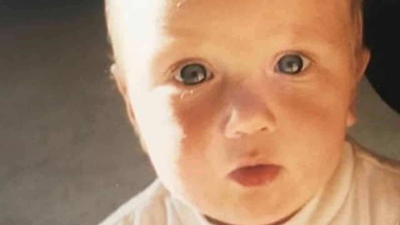 Chi è questo bambino? È il figlio di un noto sex-symbol, sta seguendo le orme del padre e il suo fascino sboccia di giorno in giorno