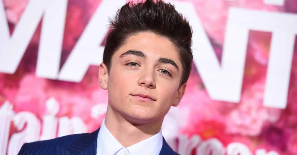 Avete visto la fidanzata di Asher Angel? È una tiktoker, ha tre milioni di follower e i suoi occhi sono caratterizzati da eterocromia