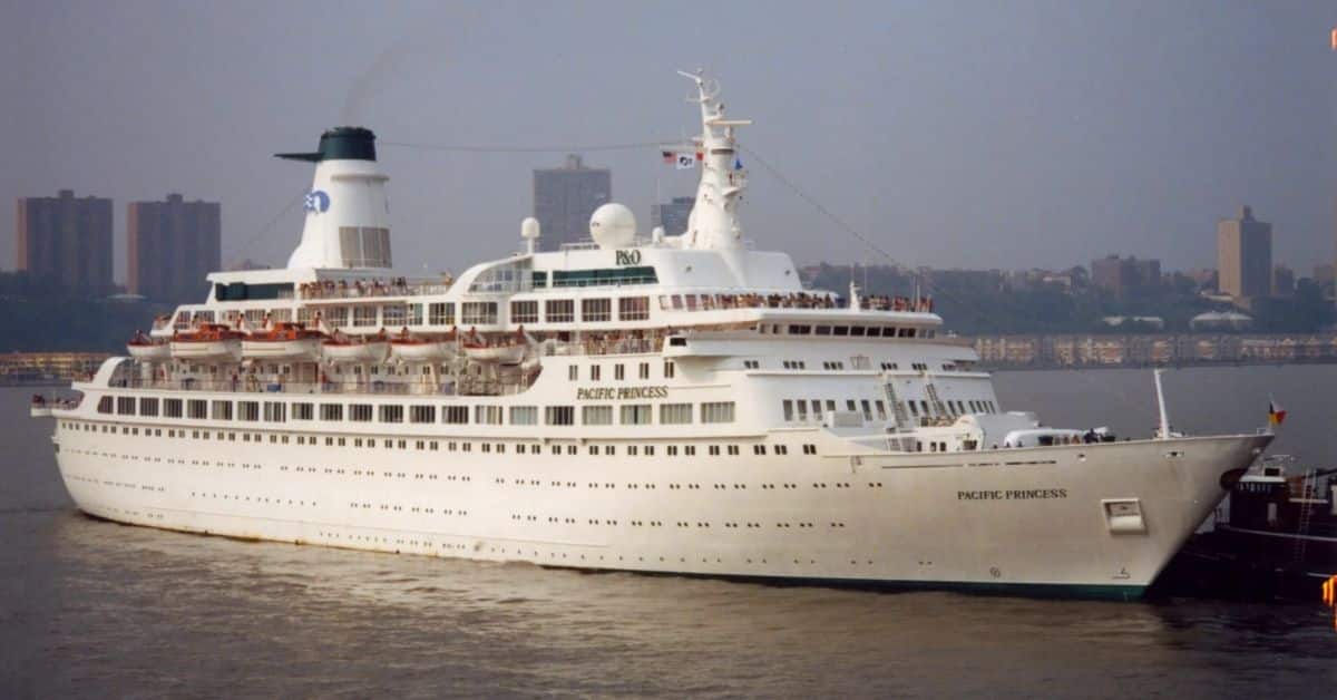 Love Boat: la triste fine della nave della celebre serie tv e l’inquietante storia dell’avvelenamento a bordo