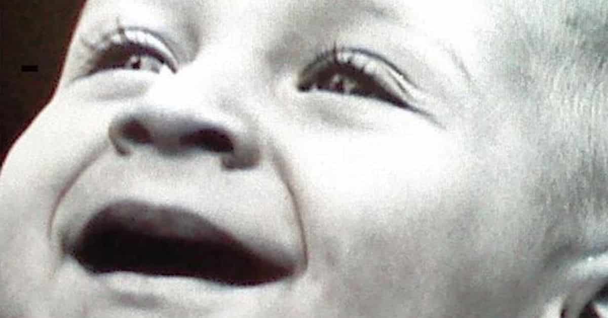 L’avete riconosciuto? È stato un trentenne in crisi, ha sposato un’amica d’infanzia e ha prestato il volto a un mito della musica italiana
