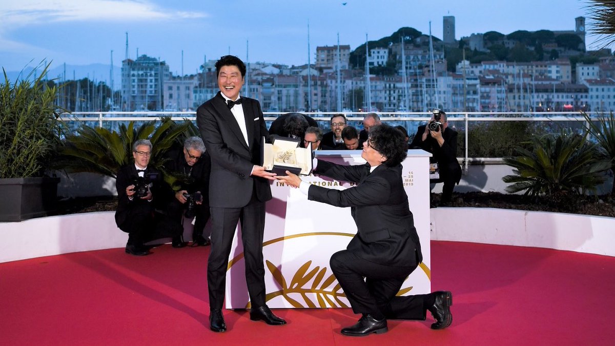 L'attore protagonista di Parasite Song Kang-Ho (in piedi nella foto) farà parte della giuria dell'edizione 2021 del festival di Cannes