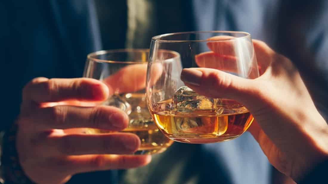 Quali whisky bevono nei film e nelle serie TV? I migliori, da Peaky Blinders a James Bond