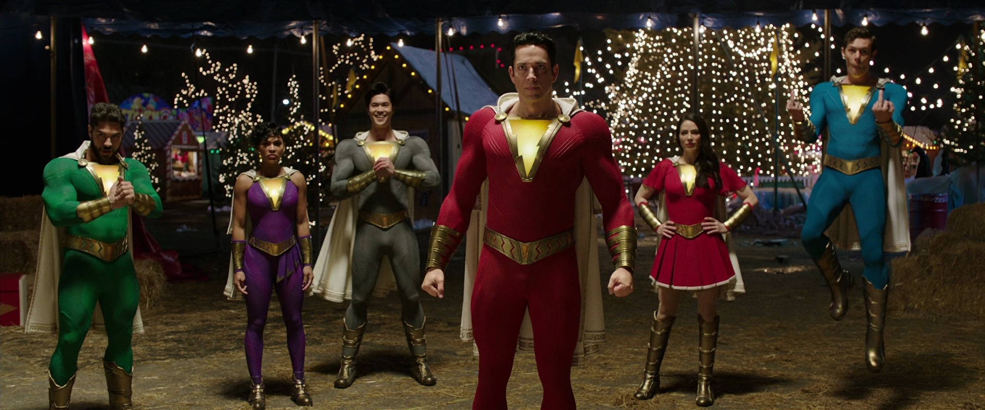 Shazam 2: la “famiglia” del supereroe sfoggia dei nuovi costumi nella prima immagine ufficiale