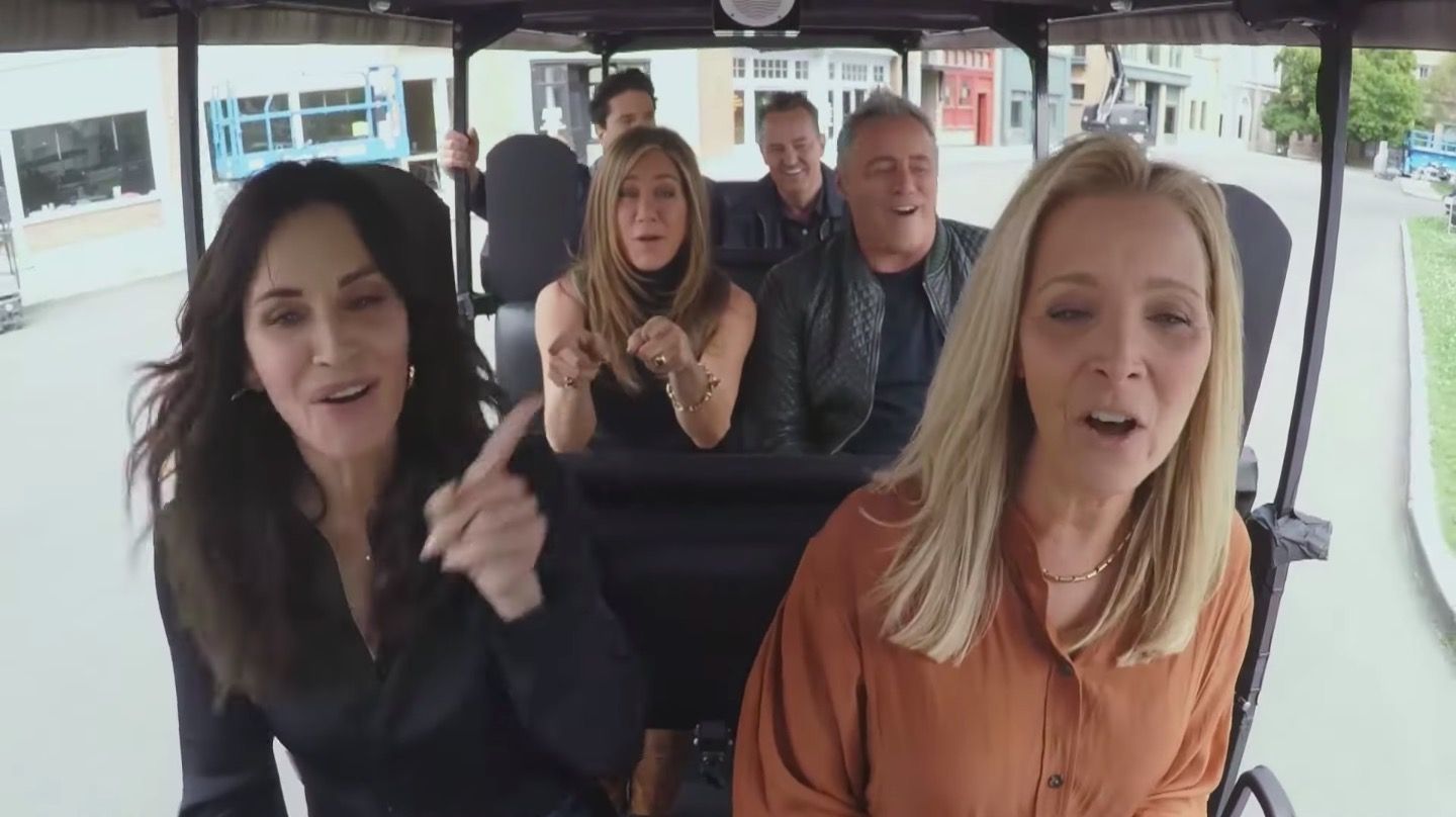 Friends: il cast canta la sigla della serie al Carpool Karaoke [VIDEO]