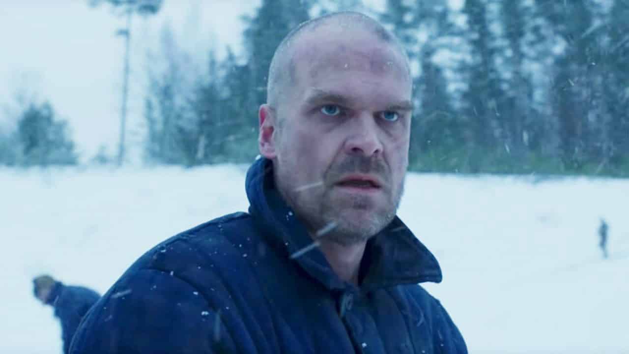 Stranger Things 4: il look di David Harbour è stato cambiato drasticamente. Ecco perché