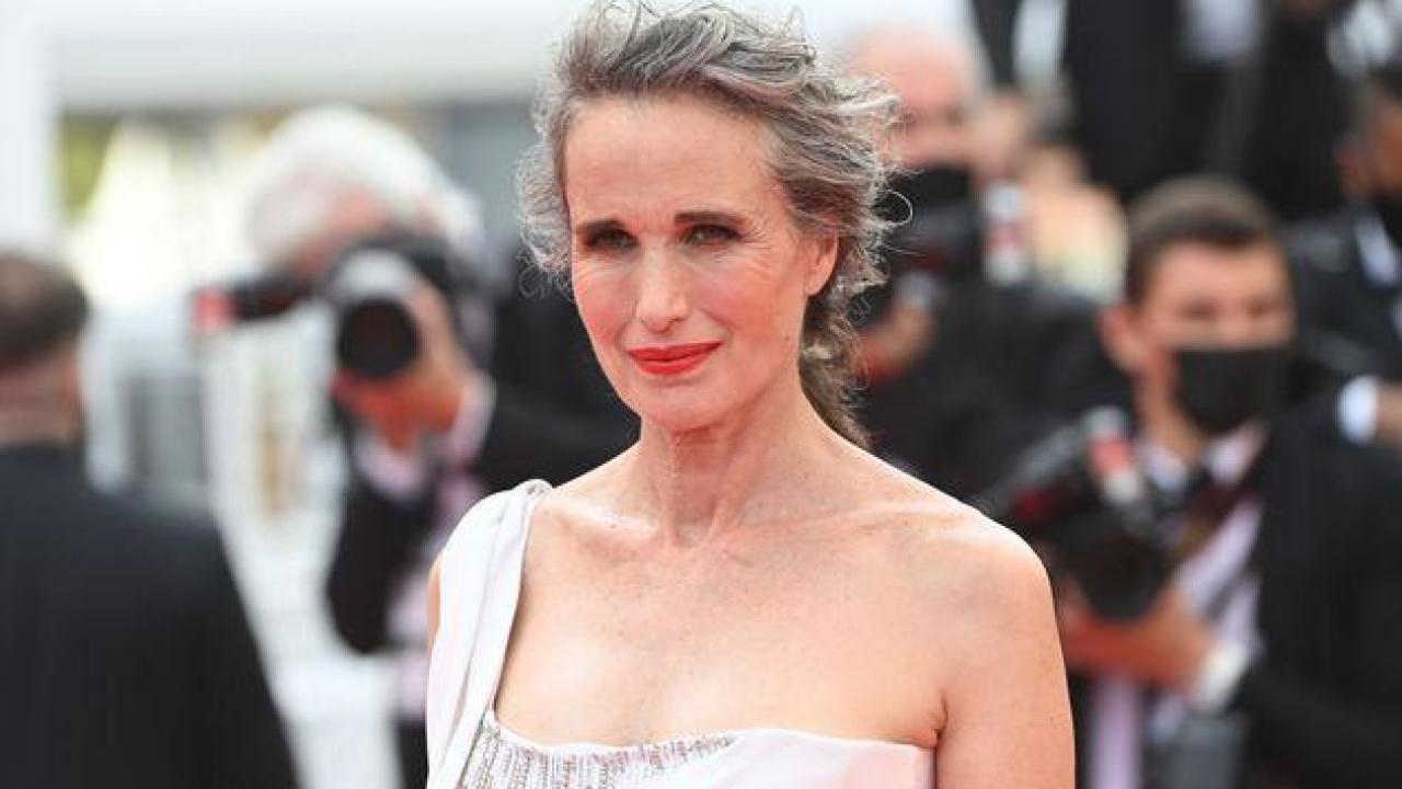 Cannes 2021 – Andie MacDowell sfoggia orgogliosa i capelli bianchi