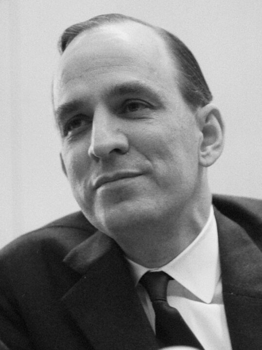 Ingmar Bergman sorridente