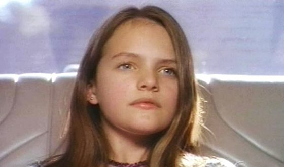 Chi è questa bambina? Ha un debole per gli uomini folli, ha indagato su una misteriosa scomparsa e fa parte di Scientology