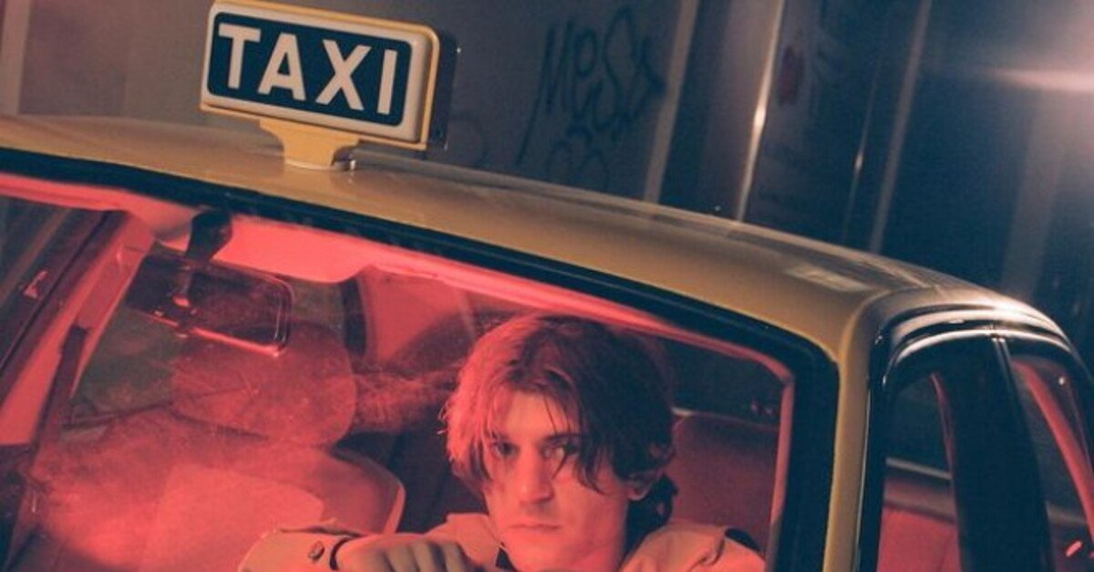 Taxi Driver: così Rkomi dialoga col film di Martin Scorsese. Viaggio tra testi e atmosfere