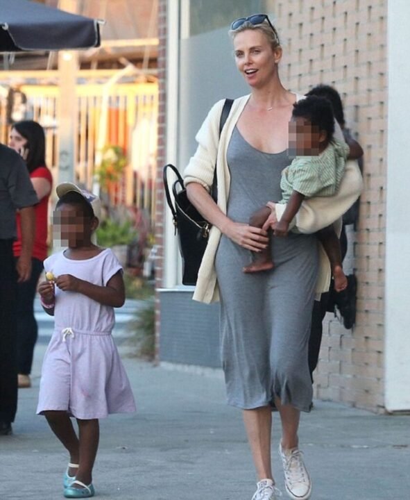 Charlize Theron a passeggio con i figli