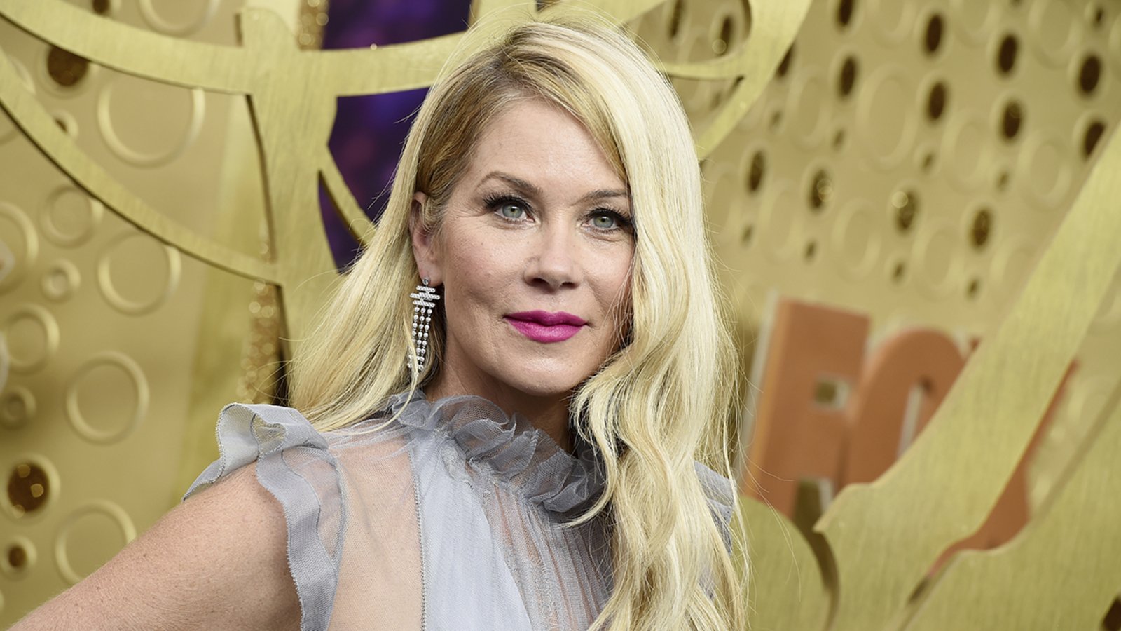 Christina Applegate, dopo il cancro al seno l’annuncio shock di una nuova malattia: “Ho la sclerosi multipla”