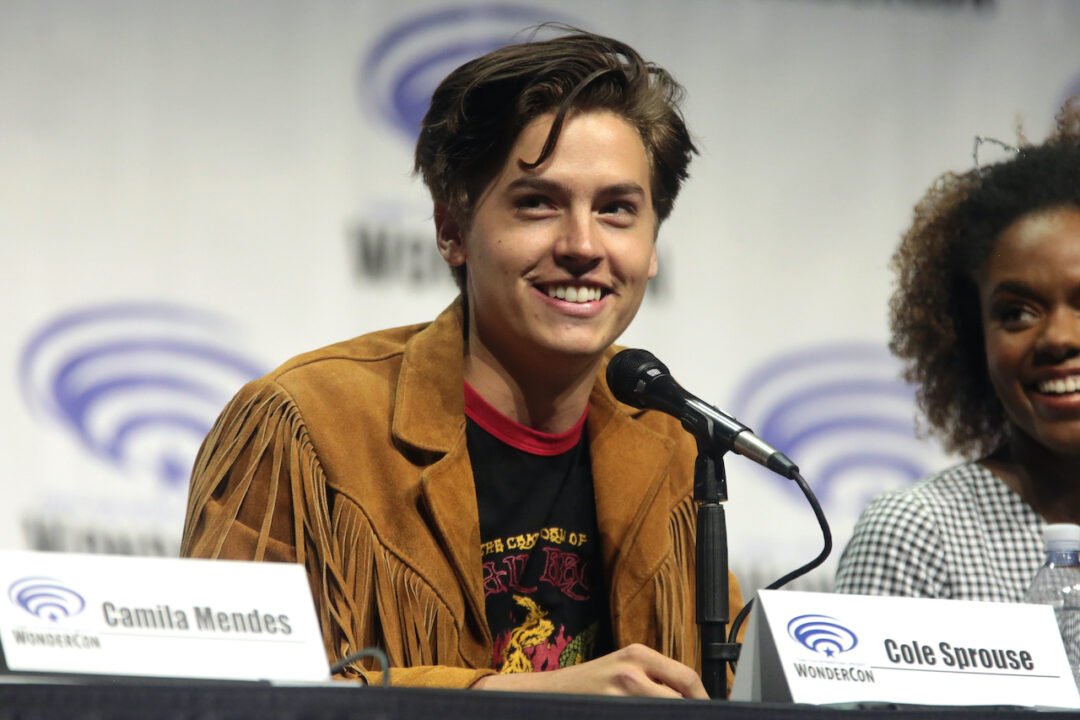 Cole Sprouse sorridente