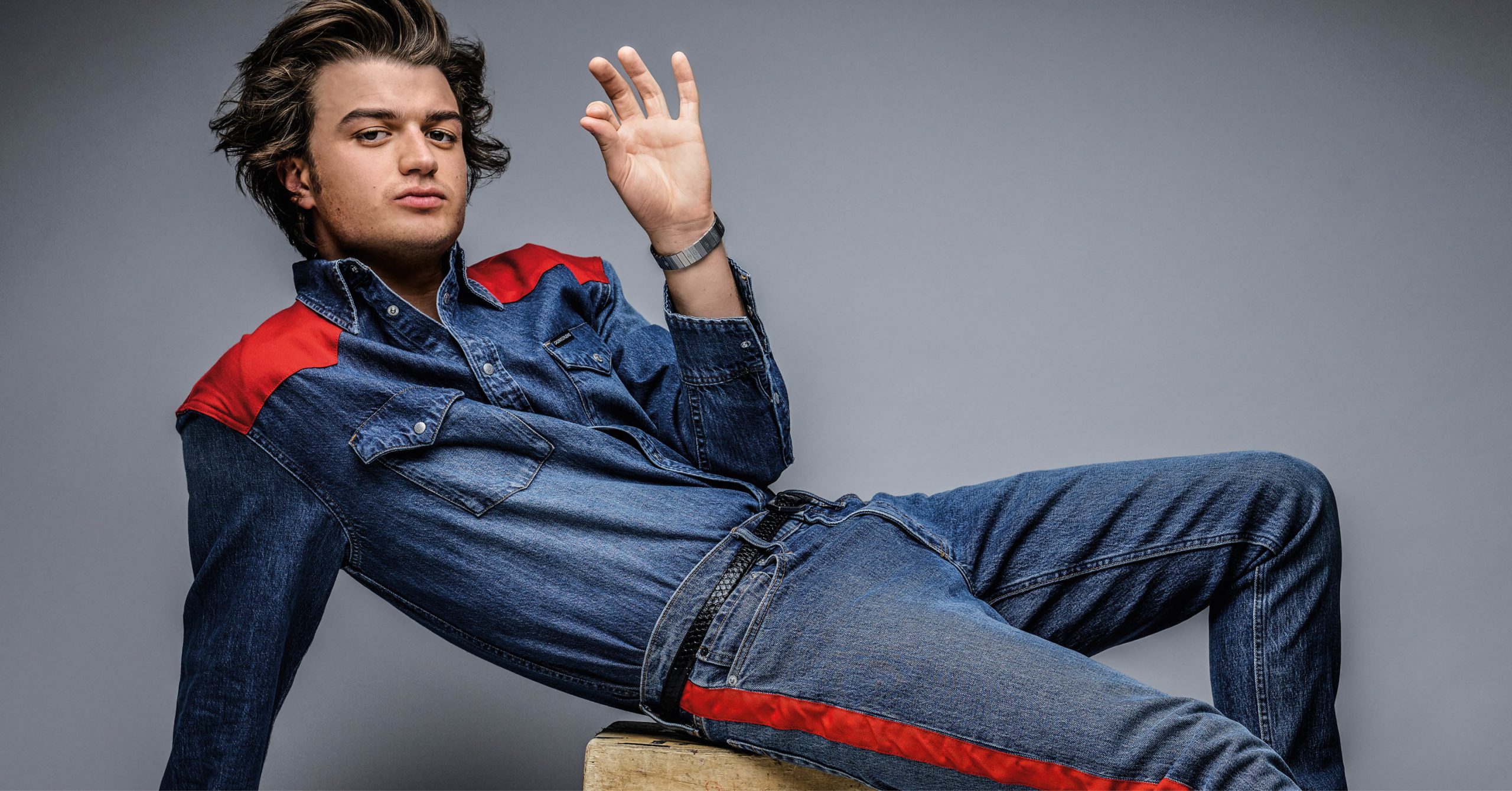 Avete visto la fidanzata di Joe Keery? È una famosa “scream queen” e fa cose stratosferiche tra le onde