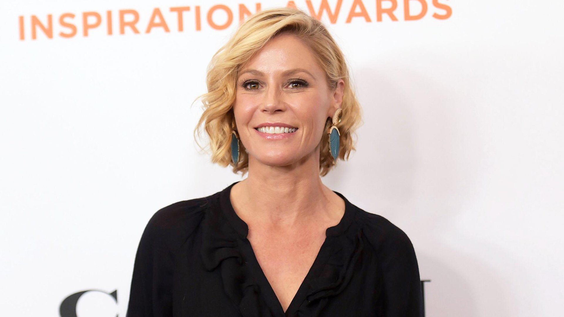 Julie Bowen eroina per caso: la star di Modern Family soccorre una donna svenuta