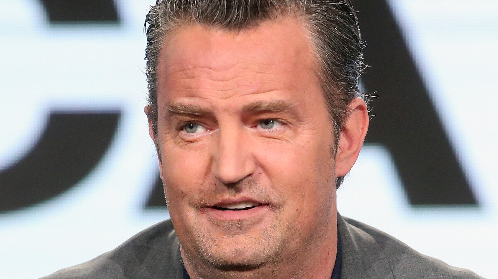 Matthew Perry e il “mistero” della strana dentatura sfoggiata alla reunion di Friends: la spiegazione rassicura i fan