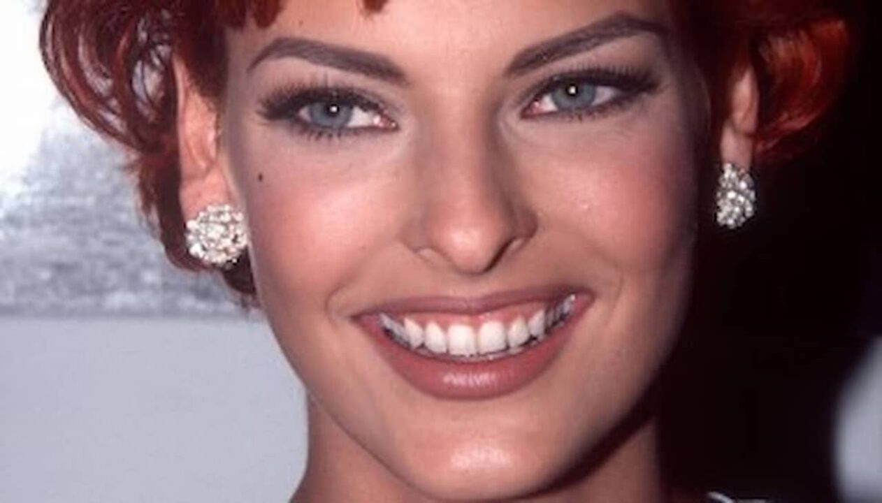 Linda Evangelista sorridente