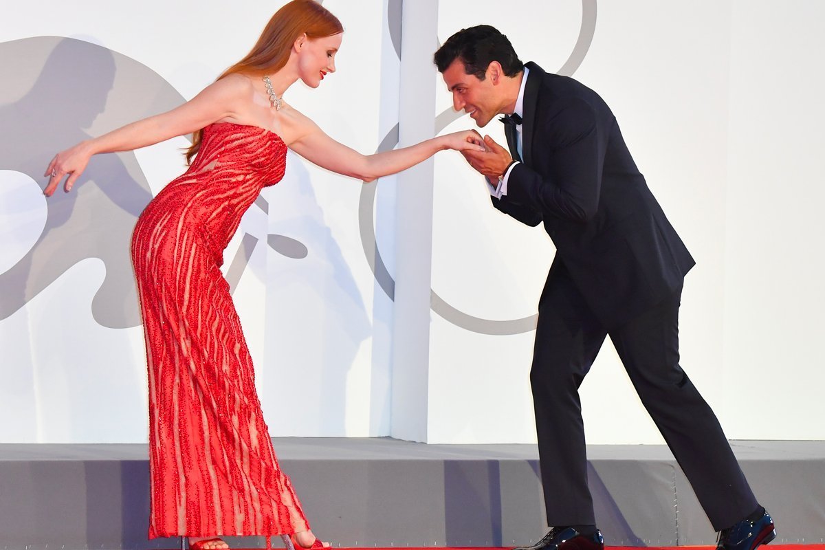 Jessica Chastain e Oscar Isaac: il bacio hot sul red carpet a Venezia [VIDEO]