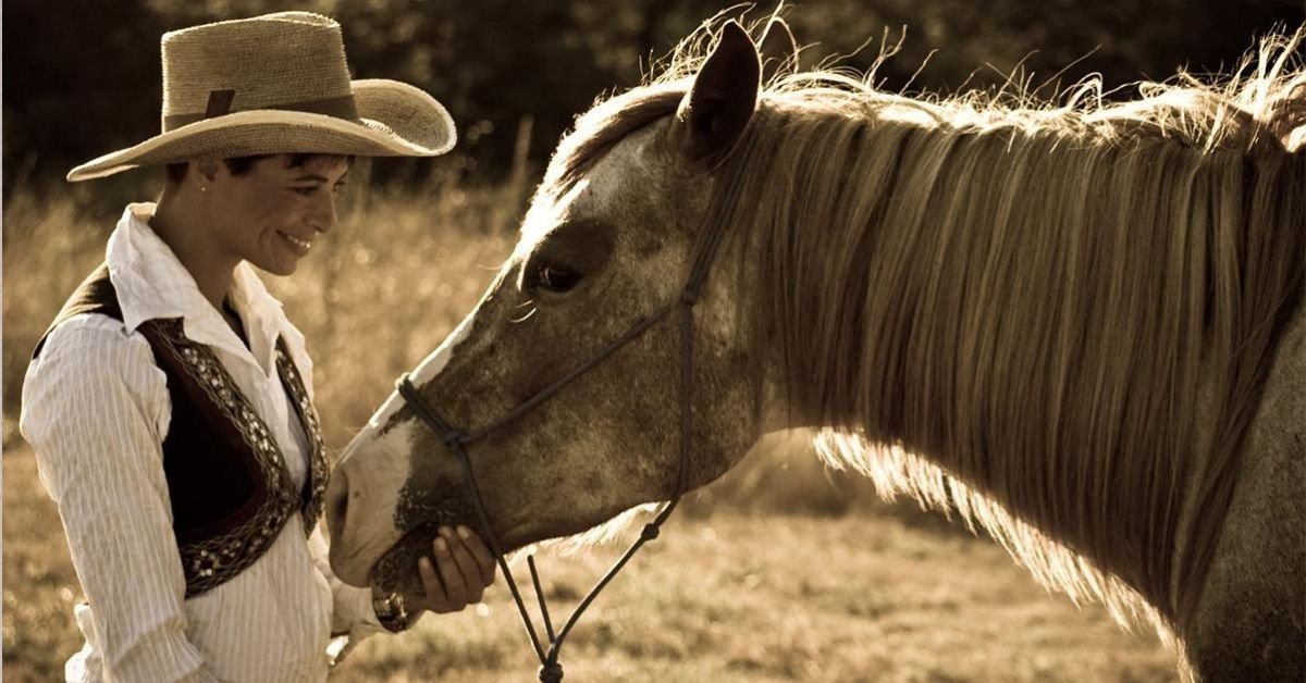 Natalia Estrada e quella grande passione per i cavalli che le ha causato un grave incidente, ma le ha fatto trovare l’amore