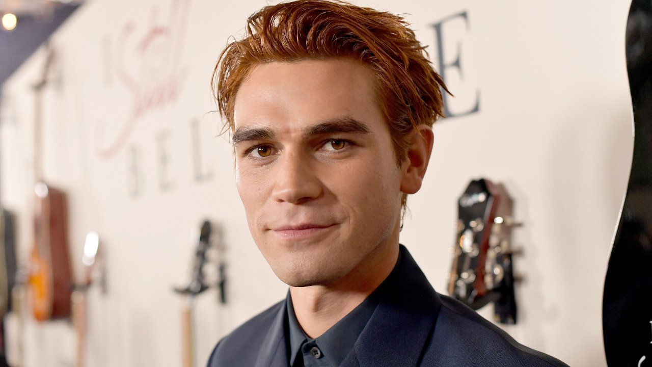 KJ Apa beve il latte materno della sua compagna Clara Berry: l’attore di Riverdale sconvolge i fan su Instagram [FOTO]