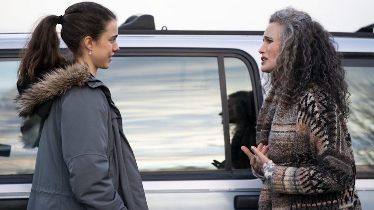 Margaret Qualley con la madre in Maid