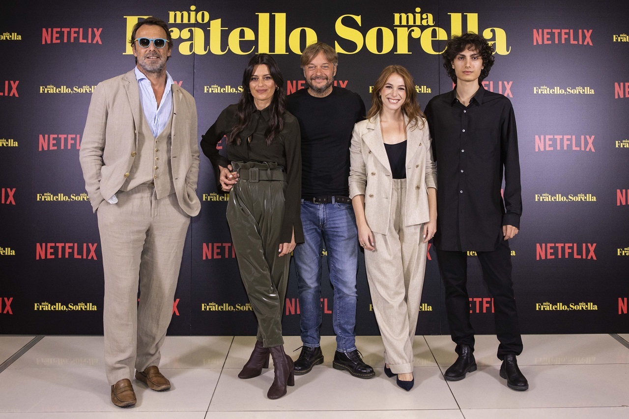 Roberto Capucci e il cast su Mio Fratello, Mia Sorella: il film Netflix che racconta la schizofrenia in modo “onesto”