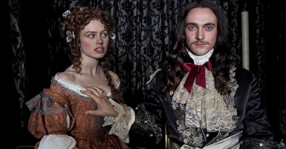 Versailles: la miniserie TV che ha dato scandalo proponendo una scena di sesso al minuto