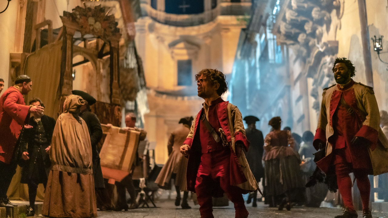 Cyrano: una clip inedita ci mostra l’entrata in scena di  Peter Dinklage