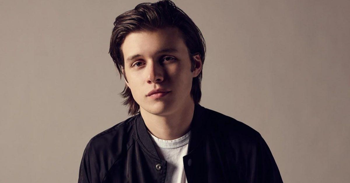 Nick Robinson è single? Tutto ciò che sappiamo sulla vita sentimentale e le relazioni passate del sexy protagonista di Maid